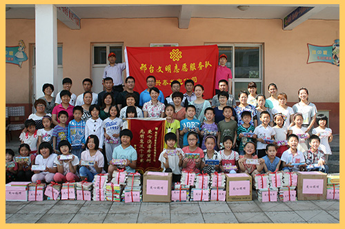 2014年6月7日，興泰發電公司青年志愿者赴平鄉鎮中心小學開展獻愛心活動，為他們送去500余本愛心書籍.jpg