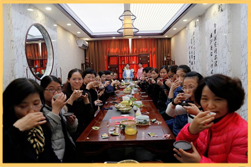 邢臺熱電公司舉辦“茶香雅韻”三八婦女節茶文化活動，讓女員工們靜養身心，豐富自我.jpg